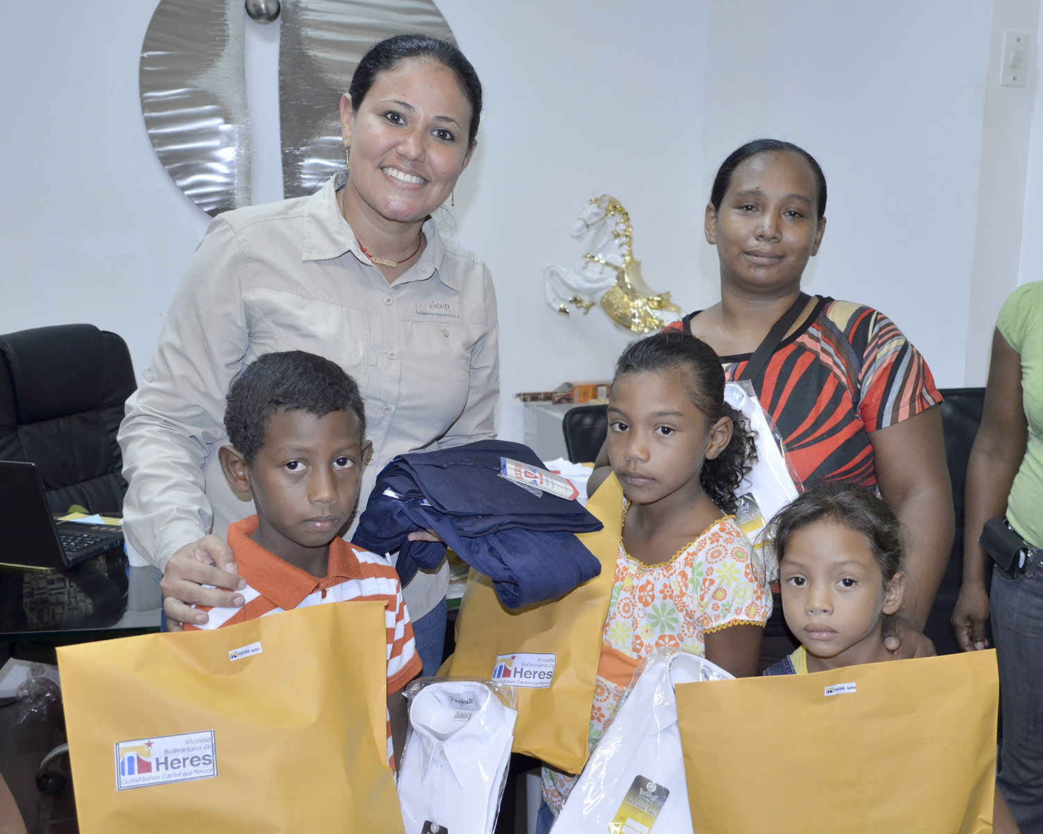 94 uniformes, útiles escolares y paquetes de grado donados a estudiantes de escasos recursos.